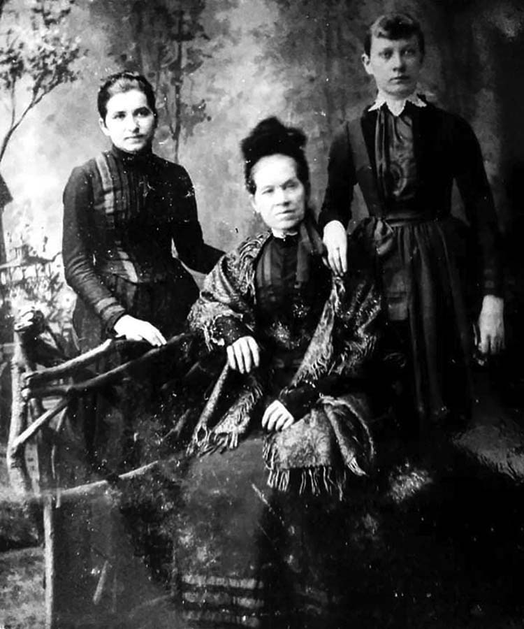 Studio portrait, the seated figure is wearing a pine pattern shawl, c. 1880s-1890s. Photo from author’s own collection.
