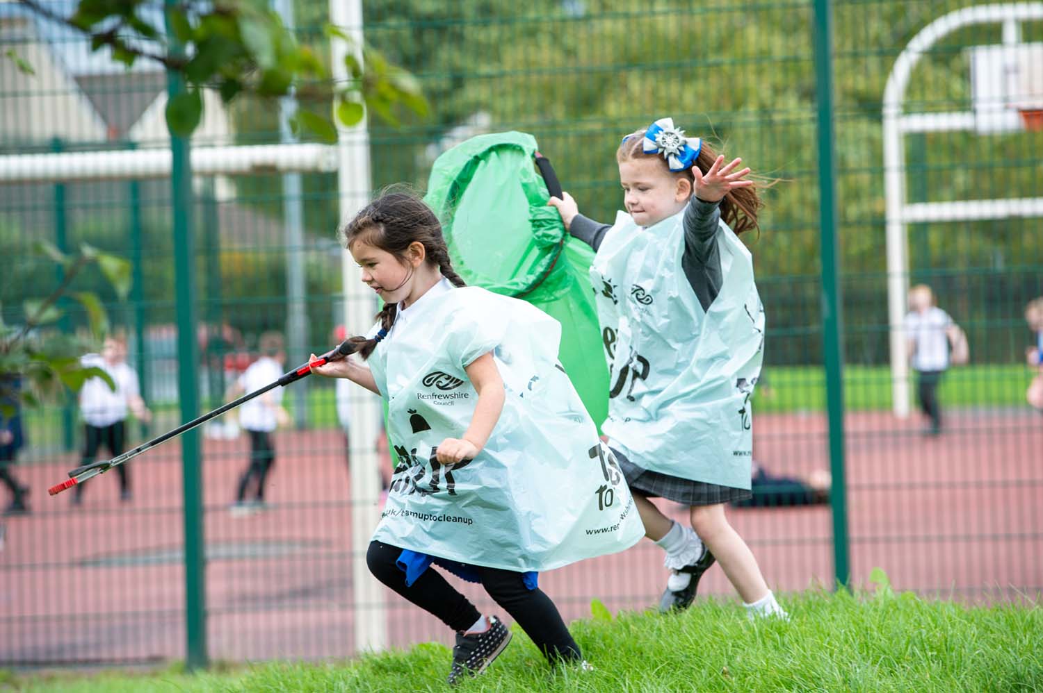 Children clearing rubbish in Linwood